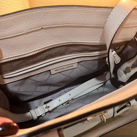 Authentic Michael Kors, leather tote. - Picture 5 of 5